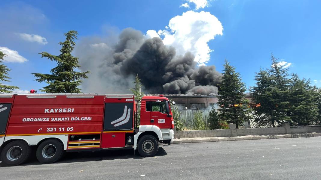 Kayseri'de sünger fabrikasında büyük yangın: Bir saatte kontrol altına alındı 12